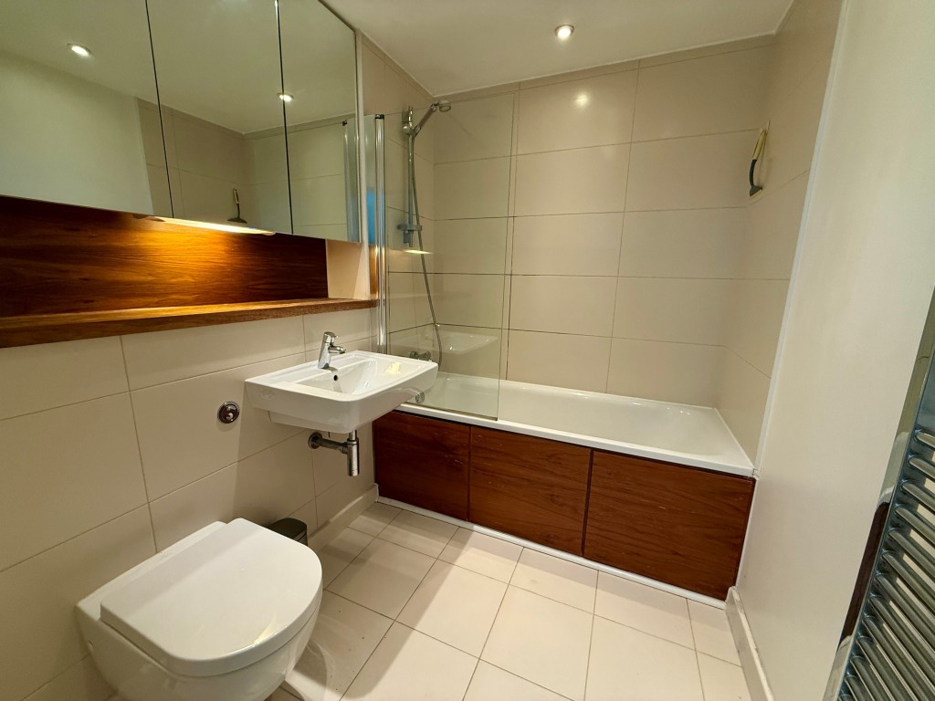 Lot: 77 - WELL PRESENTED FLAT WITH GOOD VIEWS - Bathroom with W.C.